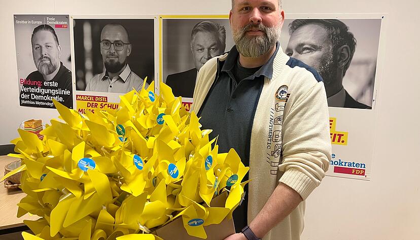 Mit ersten Geschenken f&uuml;r den Wahlkampf: Matthias Mettendorf ist Vorsitzender des Stadt- und Kreisverbands Heilbronn der FDP.