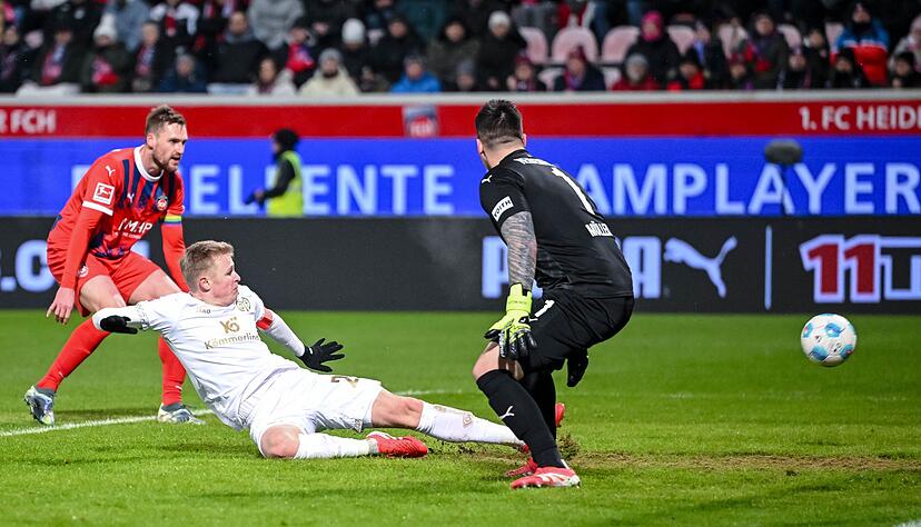 Burkardt dr&uuml;ckte den Ball zum 1:0 der Mainzer in Heidenheim &uuml;ber die Linie.