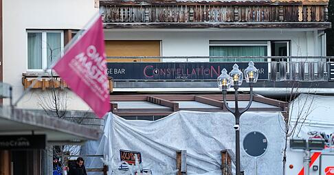 Die abgeriegelte Bar Le Constellation, in der ein verheerender Brand während der Silvesterfeierlichkeiten Tote und Verletzte forderte, ist am Freitagmorgen in Crans-Montana, Schweizer Alpen, zu sehen. Die abgeriegelte Bar Le Constellation, in der ein verheerender Brand während der Silvesterfeierlichkeiten Tote und Verletzte forderte, ist am Freitagmorgen in Crans-Montana, Schweizer Alpen, zu sehen.