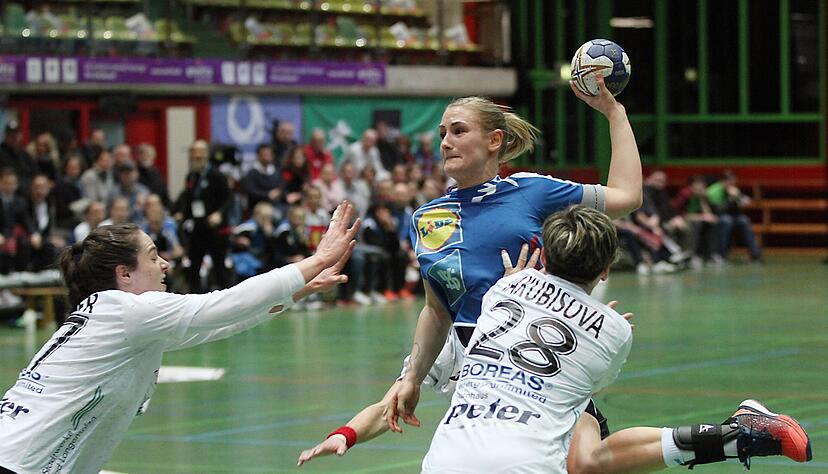 Neckarsulms Linda Mack steuerte drei Tore gegen den Th&uuml;ringer HC bei. Doch der Tabellenf&uuml;hrer war eine Nummer zu gro&szlig;.
Foto: Alexander Bertok