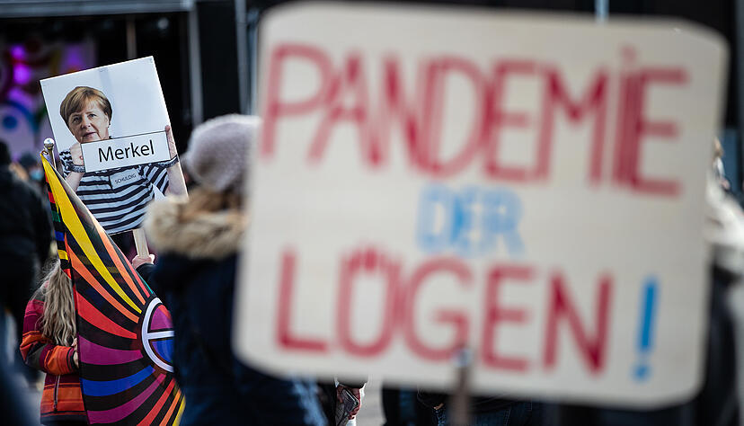 Wenn sich Corona-Mythen nicht mehr nur auf Demos (wie hier am 21. November in Göppingen) beschränken, sondern im eigenen Freundeskreis oder in der Familie aufpoppen, ist die Verunsicherung groß.  Foto: dpa