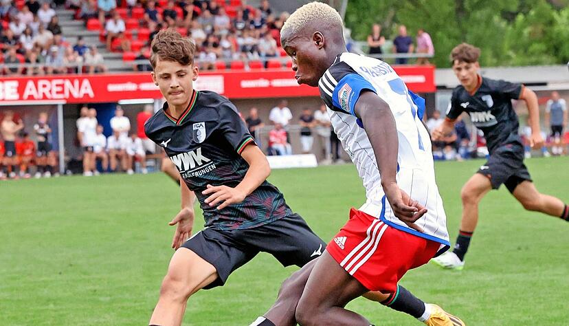 Viele Zuschauer, gute Stimmung und sehenswerter Nachwuchsfußball, so wie im Endspiel des siegreichen FC Augsburg (links) gegen den Hamburger SV: Der U17-Bundesliga-Cup war wieder eine rundum gelungene Veranstaltung.
Foto: Ralf Seidel Viele Zuschauer, gute Stimmung und sehenswerter Nachwuchsfußball, so wie im Endspiel des siegreichen FC Augsburg (links) gegen den Hamburger SV: Der U17-Bundesliga-Cup war wieder eine rundum gelungene Veranstaltung.
Foto: Ralf Seidel