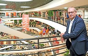 Firmenchef Benno Rieger ist überzeugt, dass Erlebniseinkauf die Zukunft für den stationären Handel ist. Das Online-Geschäft mit Möbeln hat er im Auge.