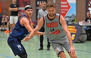 Simon Schmitz (rechts) ist der dienstälteste Spieler im Kader der Reds und zudem seit Sommer auch Nachfolger von Stilianos Eleftheriadis als Kapitän. Simon Schmitz (rechts) ist der dienstälteste Spieler im Kader der Reds und zudem seit Sommer auch Nachfolger von Stilianos Eleftheriadis als Kapitän.