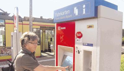 Inge Knodel am Fahrscheinautomat: Die 60-Jährige hat schon vielen älteren Leuten helfen müssen, ein Ticket zu lösen. Auch gestern spiegelte das Display.Foto: Reichert
