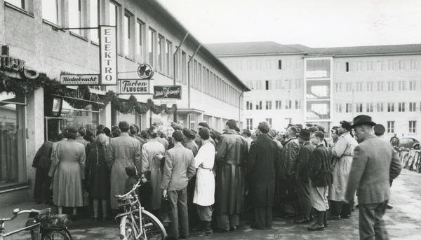 Zusammengestellt von Archiv und Dokumentation der Heilbronner Stimme

1954: Beim WM Finale herrscht vor dem Elektrogeschäft Niederbracht am Wollhausplatz dichtes Gedränge.