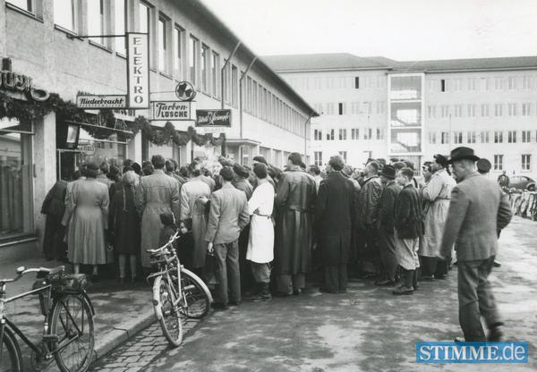 Zusammengestellt von Archiv und Dokumentation der Heilbronner Stimme

1954: Beim WM Finale herrscht vor dem Elektrogeschäft Niederbracht am Wollhausplatz dichtes Gedränge.