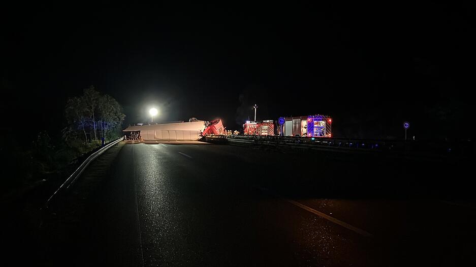 Das Lkw-Gespann blockiert am Freitagabend mehrere Spuren der A6.