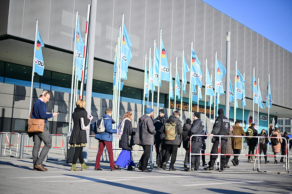 Die Demonstrationen drehen sich nicht nur um die AfD, sondern um verschiedenen andere Themen wie Steuerpolitik. Die Demonstrationen drehen sich nicht nur um die AfD, sondern um verschiedenen andere Themen wie Steuerpolitik.