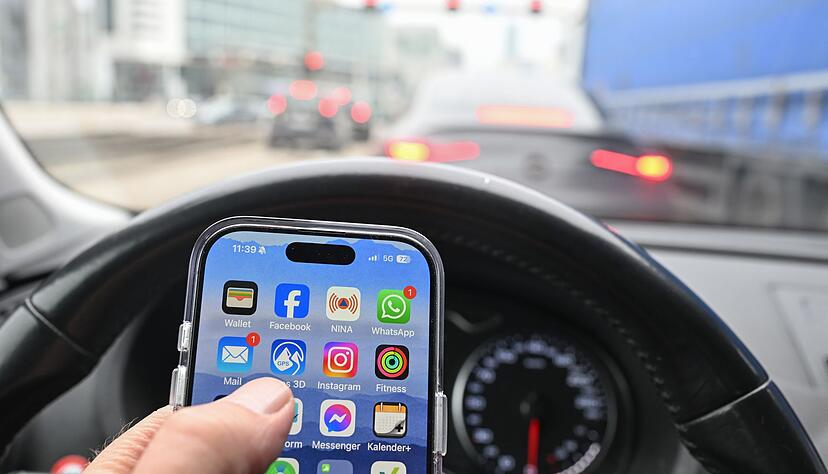 Nein, schlechte Idee: Wer im Auto ein Smartphone nutzen will, f&auml;hrt besser rechts ran - und schaltet den Motor ab. Sonst k&ouml;nnte es teuer werden - gef&auml;hrlich allemal.