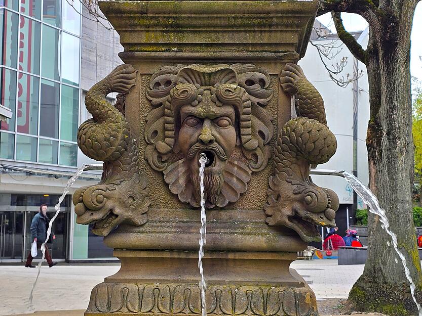 Auch zwischen Wollhaus und ehemaligem Palm l&auml;uft das Wasser wieder.