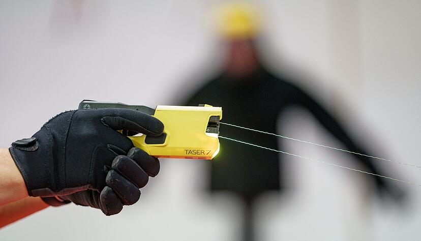 Bundesinnenminister Alexander Dobrindt (CSU) will die Bundespolizei mit Tasern ausr&uuml;sten. (Symbolbild)