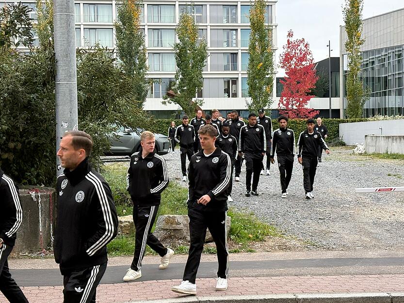 Die Abfahrt des DFB-Teams zum Sinsheim-Spiel steht bevor. Kurz bevor die Fußball-Stars das Heilbronner Parkhotel verlassen, spazieren sie durch Heilbronn.