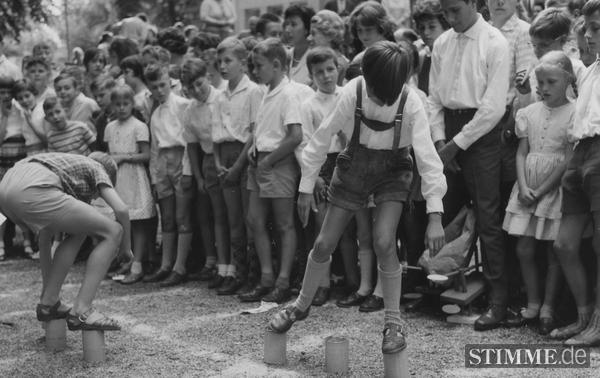Juli 1960: Büchsenlaufen heißt eine neue Sportart. Mit diesem Spiel vergnügen sich Schüler und Schülerinnen des THG im Trappenseegarten.