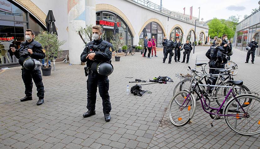 Am 1. Mai haben Vermummte ein Fernsehteam in der N&auml;he des Alexanderplatzes in Berlin &uuml;berfallen. Vier Menschen wurden zum Teil schwer verletzt.