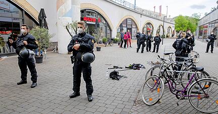 Am 1. Mai haben Vermummte ein Fernsehteam in der Nähe des Alexanderplatzes in Berlin überfallen. Vier Menschen wurden zum Teil schwer verletzt. Am 1. Mai haben Vermummte ein Fernsehteam in der Nähe des Alexanderplatzes in Berlin überfallen. Vier Menschen wurden zum Teil schwer verletzt.