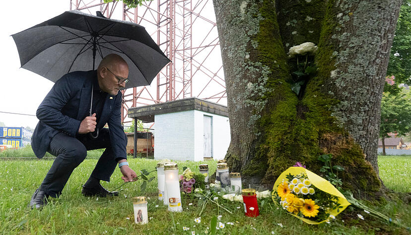 Winfried Hermann (Bündnis 90/Die Grünen), Verkehrsminister von Baden-Württemberg, legt eine weiße Blume an der Hochbrücken-Baustelle ab. Winfried Hermann (Bündnis 90/Die Grünen), Verkehrsminister von Baden-Württemberg, legt eine weiße Blume an der Hochbrücken-Baustelle ab.