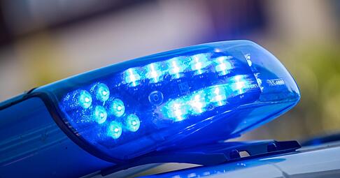 Ein 30 Jahre alter Mann soll eine Frau am Mittwochabend in einem Zug von Heilbronn nach Öhringen sexuell belästigt und nach ihr getreten haben.