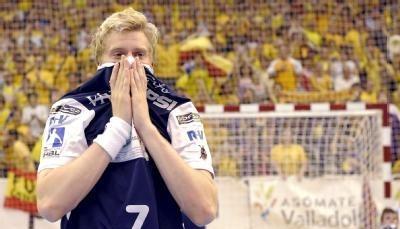 Nordhorns Eike Rigterink (l) steht nach dem Ende der Partie enttäuscht auf dem Feld.