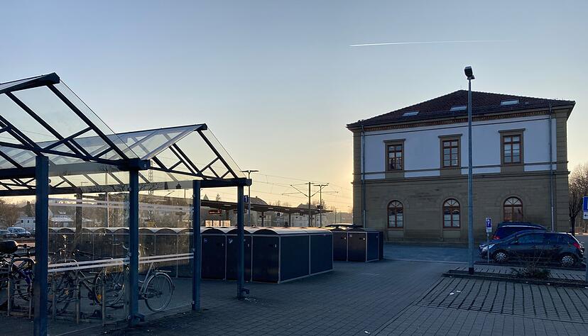 In dem verglasten Unterstand f&uuml;r Fahrr&auml;der direkt am Eppinger Bahnhof soll ein 52-J&auml;hriger Opfer einer Pr&uuml;gelattacke geworden sein.