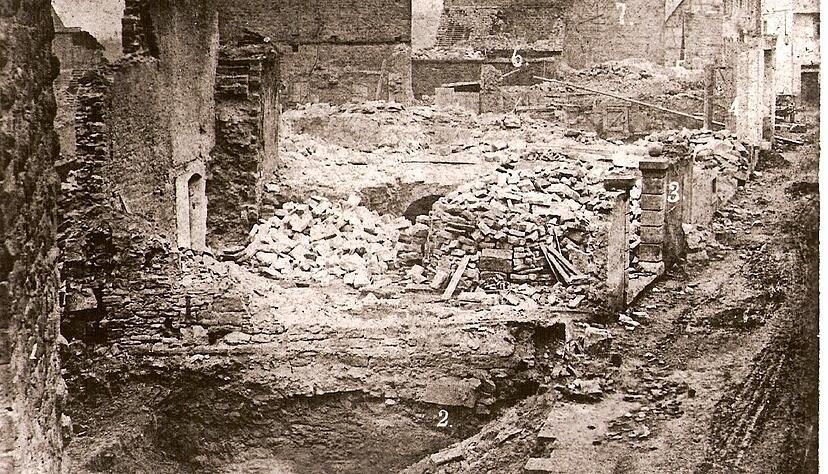 Die Aufnahme zeigt die verheerenden Folgen des Eppinger Altstadtbrandes am 19. Januar 1873. Auslöser war Brandstiftung. Der 24 Jahre alte Jakob Müller wird dafür zu 15 Jahre Zuchthaus verurteilt.