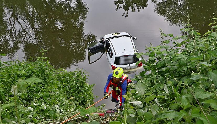 Ein Retter seilt sich zu einem Auto im Alt-Neckar ab. Passanten haben in Freiberg am Neckar (Landkreis Ludwigsburg) ein Auto im Alt-Neckar entdeckt.