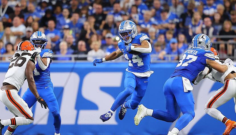 Kommt nach vier Spielen schon auf sechs Touchdowns: Amon-Ra St. Brown (Mitte). Kommt nach vier Spielen schon auf sechs Touchdowns: Amon-Ra St. Brown (Mitte).