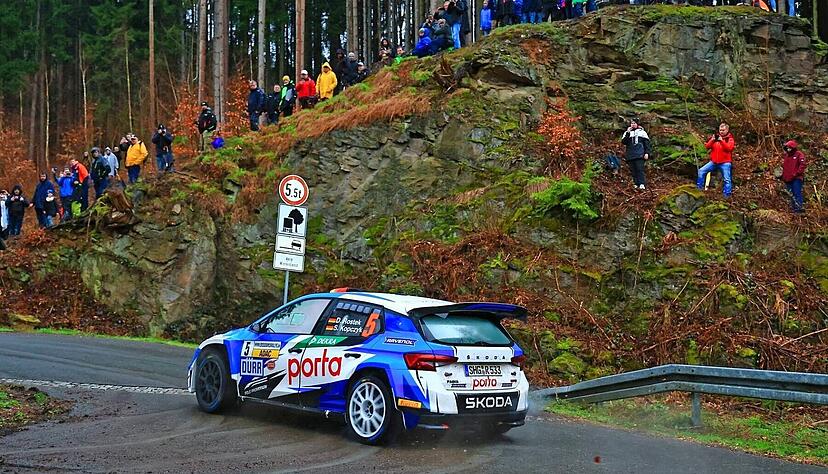 Trotz des schlechten Wetters waren die Zuschauer in Sachsen zahlreich zu den zw&ouml;lf Wertungspr&uuml;fungen gestr&ouml;mt. Dennis Rostek und Stefan Kopczyk hatten vor WP2 Slicks und Regenreifen notgedrungen &uuml;ber Kreuz montiert.