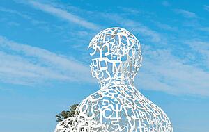 Kauern im Hier und Jetzt: Jaume Plensa, "WE", 2009, Stahl, weiß lackiert, 500 x 340 x 360 Zentimeter.