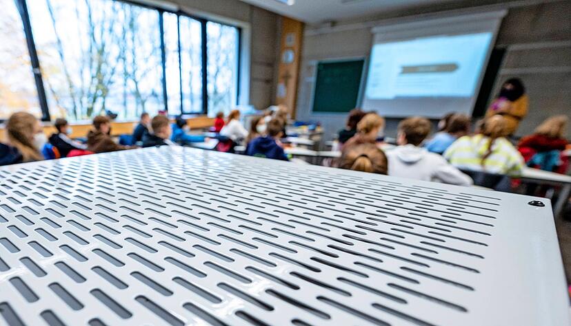 Mobile Raumluftfilteranlagen in den Klassenzimmern sieht die Landesregierung als präventive Maßnahme. Auf den Schulbetrieb haben sie aber keinen Einfluss. Maskenpflicht, Testen und Lüften sollen den Präsenzunterricht ermöglichen.
Foto: dpa/Weigel Mobile Raumluftfilteranlagen in den Klassenzimmern sieht die Landesregierung als präventive Maßnahme. Auf den Schulbetrieb haben sie aber keinen Einfluss. Maskenpflicht, Testen und Lüften sollen den Präsenzunterricht ermöglichen.
Foto: dpa/Weigel