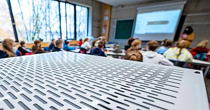 Mobile Raumluftfilteranlagen in den Klassenzimmern sieht die Landesregierung als präventive Maßnahme. Auf den Schulbetrieb haben sie aber keinen Einfluss. Maskenpflicht, Testen und Lüften sollen den Präsenzunterricht ermöglichen.
Foto: dpa/Weigel