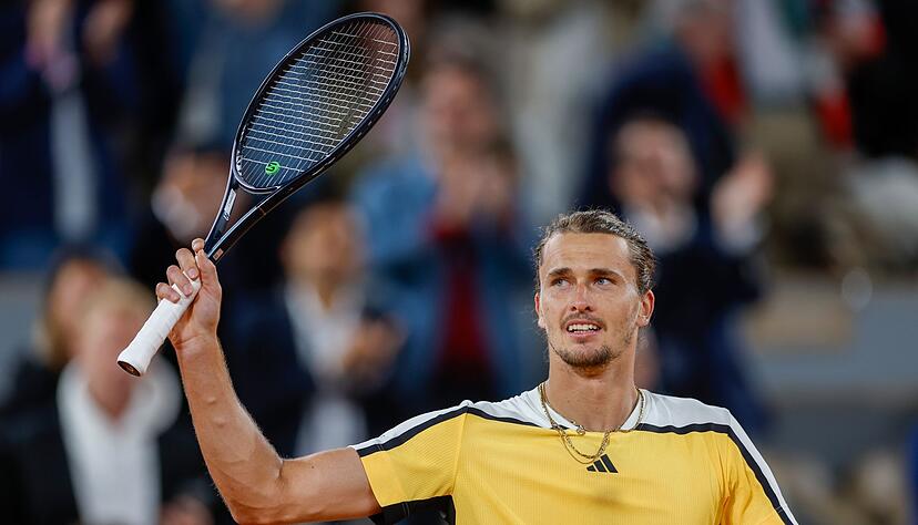 Der deutsche Alexander Zverev feiert seinen Sieg im Viertelfinale und zieht damit zum 4. Mal in Folge ins Halbfinale der French Open.