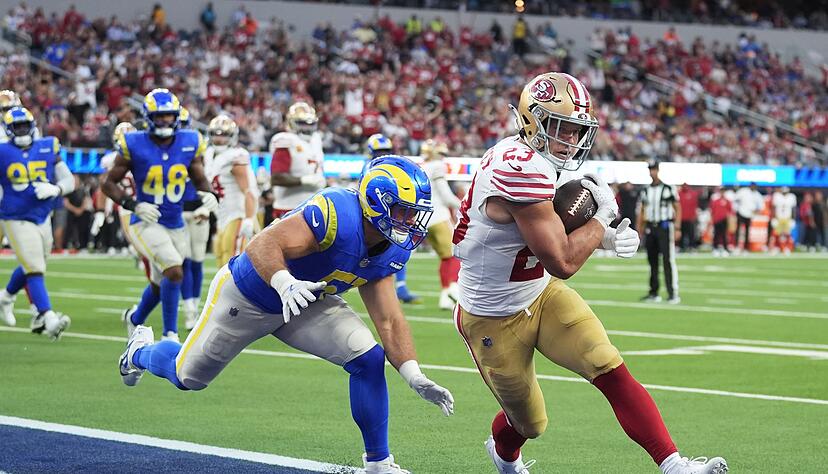 Christian McCaffrey (r) feierte mit den San Francisco 49ers einen überraschenden Sieg in Los Angeles.