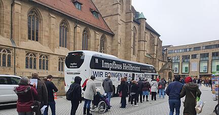Lange Schlangen am Samstag (6.11.) vor dem Impfbus an der Heilbronner Kilianskirche. Foto: Sarah Utz