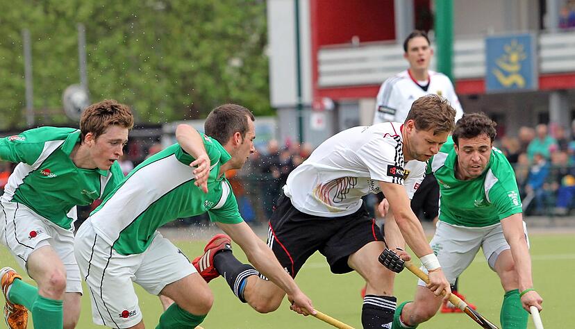 Deutschlands Martin Häner in der irischen Zange. In Heilbronn unterlag die DHB-Auswahl 2013 mit 2:3. Deutschlands Martin Häner in der irischen Zange. In Heilbronn unterlag die DHB-Auswahl 2013 mit 2:3.