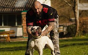 Dennis Siebert mit seiner Amerikanischen Bulldogge Evil.