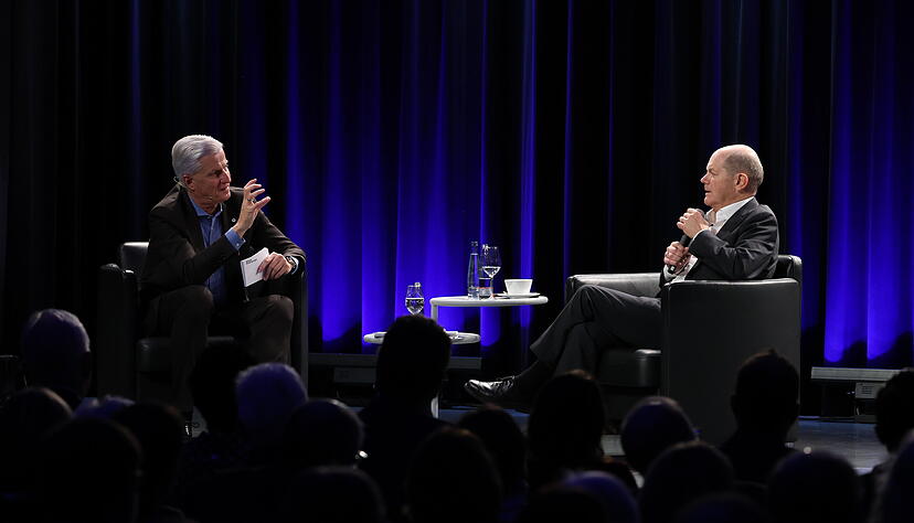 Bundeskanzler Olaf Scholz (rechts) im Gespräch mit Stimme-Chefredakteur Uwe Ralf Heer (links) in Heilbronn. Bundeskanzler Olaf Scholz (rechts) im Gespräch mit Stimme-Chefredakteur Uwe Ralf Heer (links) in Heilbronn.