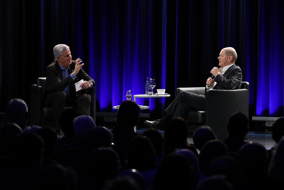Bundeskanzler Olaf Scholz (rechts) im Gespräch mit Stimme-Chefredakteur Uwe Ralf Heer (links) in Heilbronn.