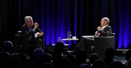 Bundeskanzler Olaf Scholz (rechts) im Gespräch mit Stimme-Chefredakteur Uwe Ralf Heer (links) in Heilbronn.