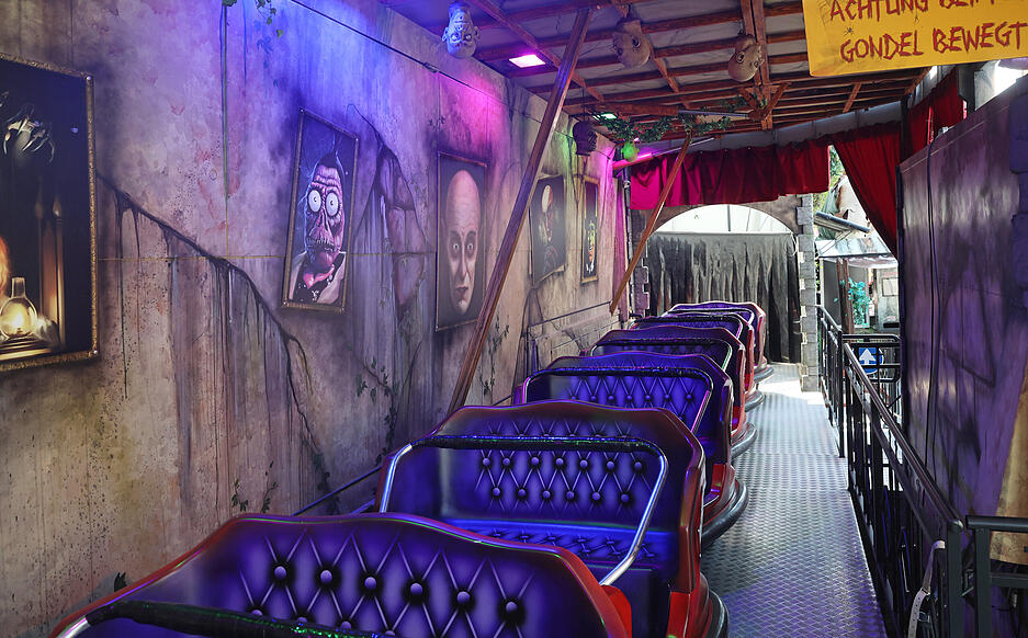 Arbeiter montieren erste Fahrgeschäfte für das Heilbronner Volksfest 2025.