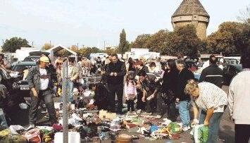 Im kommenden Jahr werden die Flohmärkte auf der Heilbronner Theresienwiese von einem neuen Veranstalter organisiert. Insgesamt hatten sich drei Agenturen um die Ausrichtung beworben. Auch wenn die Pacht für den Festplatz nicht gerade gering ist, scheint mit dem Trödelmarkt gutes Geld verdient zu werden.Foto: Archiv/Dirks Im kommenden Jahr werden die Flohmärkte auf der Heilbronner Theresienwiese von einem neuen Veranstalter organisiert. Insgesamt hatten sich drei Agenturen um die Ausrichtung beworben. Auch wenn die Pacht für den Festplatz nicht gerade gering ist, scheint mit dem Trödelmarkt gutes Geld verdient zu werden.Foto: Archiv/Dirks