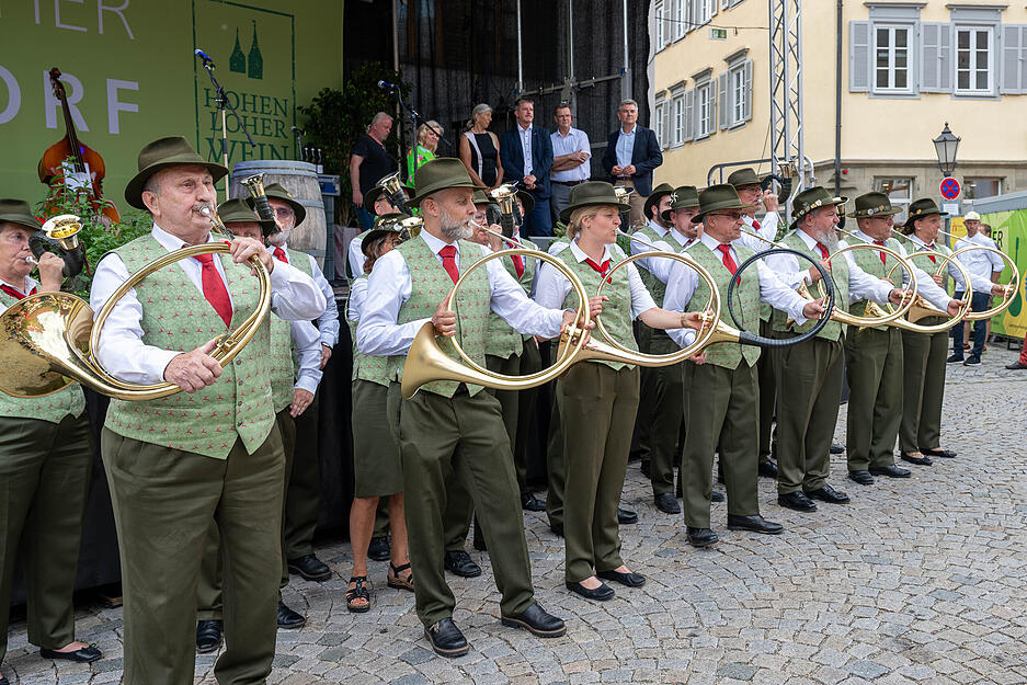 Die Öhringer Innenstadt verwandelt sich vom 3. bis 7. Juli in das Hohenloher Weindorf. Zehntausende Besucher werden erwartet. Zur Eröffnung war der Marktplatz gut gefüllt. Die Öhringer Innenstadt verwandelt sich vom 3. bis 7. Juli in das Hohenloher Weindorf. Zehntausende Besucher werden erwartet. Zur Eröffnung war der Marktplatz gut gefüllt.