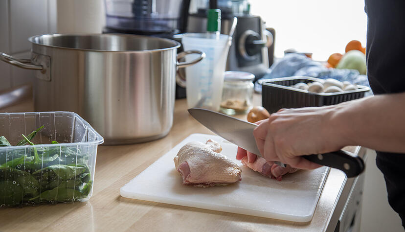 ILLUSTRATION - Zum Themendienst-Bericht vom 11. Januar 2019: Ein eigenes Schneidebrett für Hähnchenkeulen: Fleisch sowie Obst oder Gemüse sollten Verbraucher in der Küche streng trennen. Foto: Christin Klose/dpa-tmn - Honorarfrei nur für Bezieher des dpa-Themendienstes +++ dpa-Themendienst +++ | Verwendung weltweit