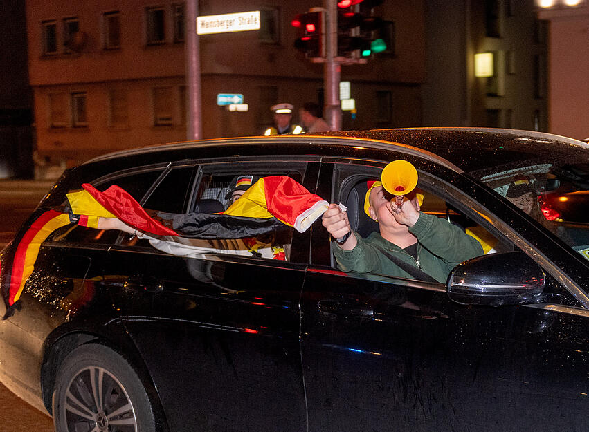 Fans feiern bei Autokorso in Heilbronn nach EM-Sieg der DFB-Elf