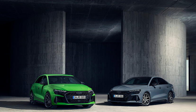 Den aufgefrischten RS 3 gibt es als Sportback (links) und als Limousine. Die Designer haben die Optik des Wagens nachgeschärft.