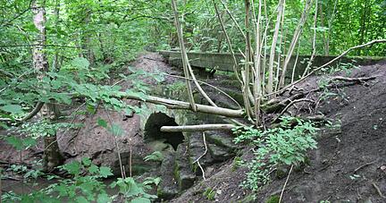 Um die Kurzach wieder durchg&auml;ngig flie&szlig;en zu lassen, soll das Bauwerk am ehemaligen Naturfreibad abgerissen werden.
Foto: Andreas Zwingmann