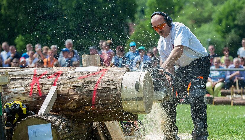 Beim 28. Holzfällerwettbewerb in Widdern zeigen Teilnehmer wie Markus Dengler, wie sie mit Axt und Motorsäge umgehen können.
Foto: Mario Berger Beim 28. Holzfällerwettbewerb in Widdern zeigen Teilnehmer wie Markus Dengler, wie sie mit Axt und Motorsäge umgehen können.
Foto: Mario Berger
