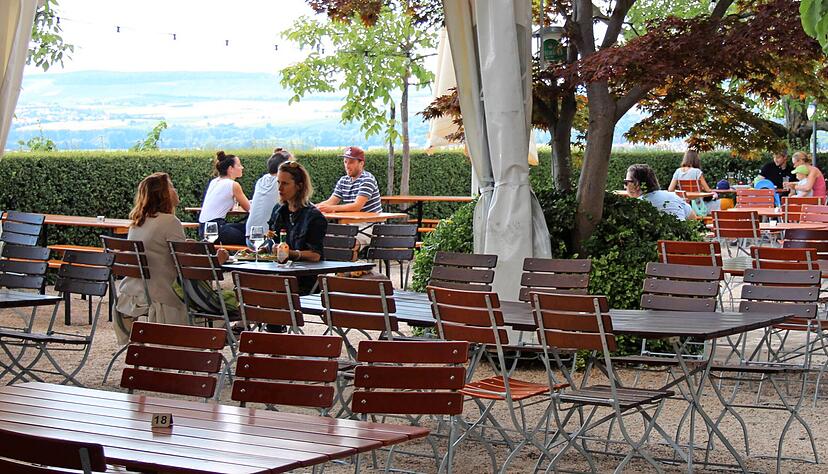 Auf dem h&ouml;chsten Punkt Talheims liegt das Landgasthaus Haigern mit seinem idyllischen Biergarten. Daneben gibt es einen Pavillon mit 140 Sitzpl&auml;tzen.  
Fotos: Barbara Barth