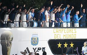 Spieler der argentinischen Fu&szlig;ballmannschaft winken nach ihrer R&uuml;ckkehr vom Oberdeck eines Busses.
