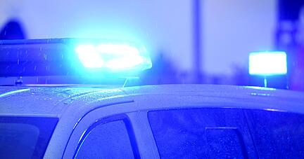 Blaulichter leuchten auf dem Dach eines Streifenwagens der Polizei.